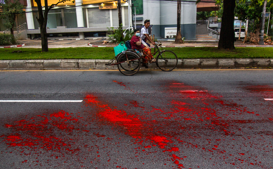 Κόκκινα βάφτηκαν πεζοδρόμια και δρόμοι στη Μιανμάρ στη μνήμη όσων δολοφονήθηκαν από τη χούντα