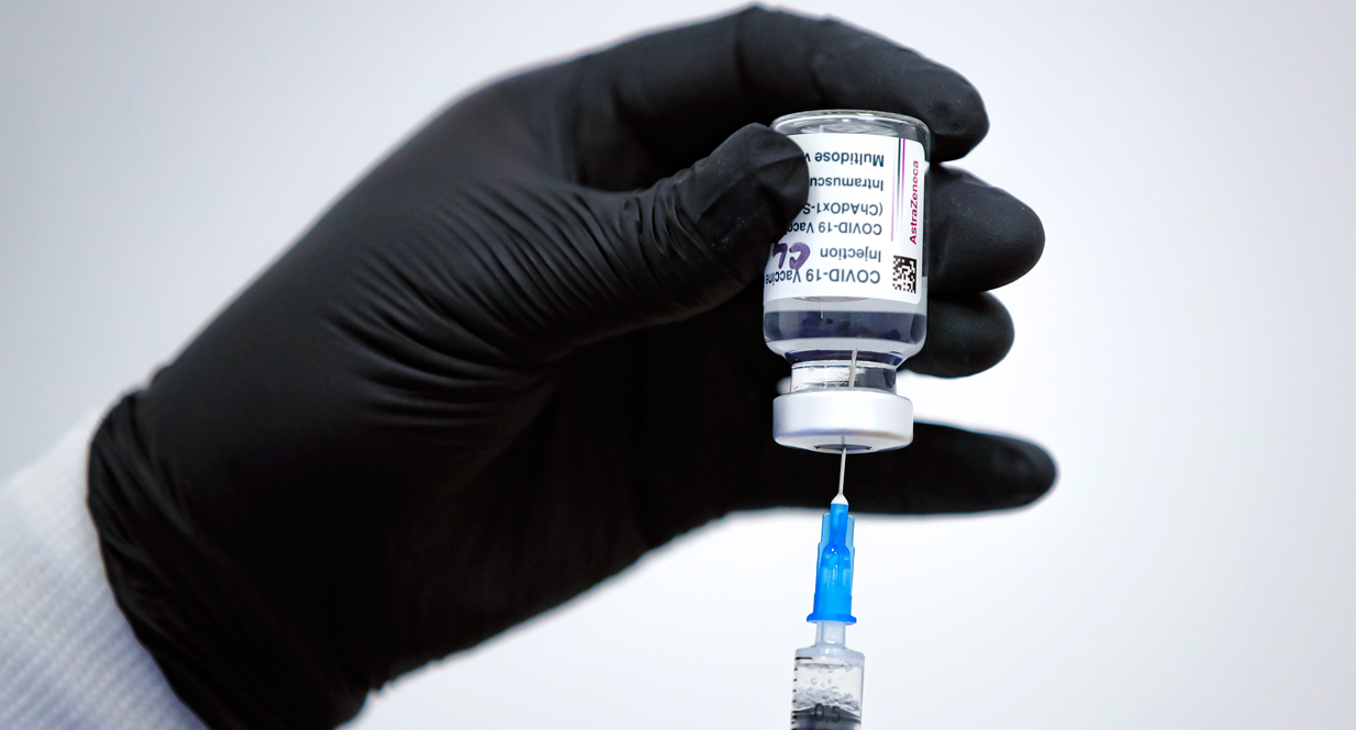 Εναλλακτικό εμβόλιο αντί του AstraZeneca θα προσφέρεται στους κάτω των 40 ετών στη Βρετανία