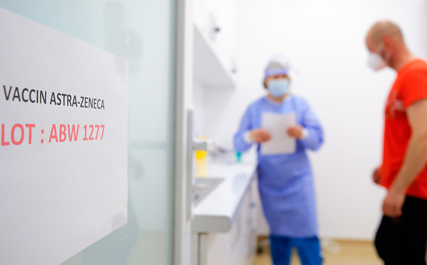 Εμβόλιο AstraZeneca: Μια γυναίκα πέθανε από θρόμβωση αφού έλαβε το σκεύασμα