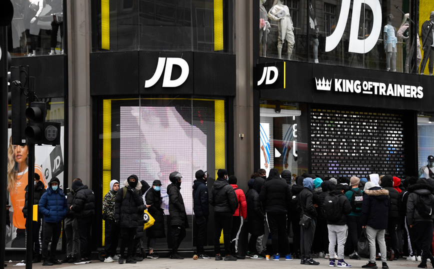 Ξεχύθηκαν στα μαγαζιά οι Βρετανοί: Ουρές και εντάσεις έξω από καταστήματα