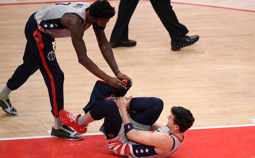 NBA: Σοκαριστικός τραυματισμός στο Ουίζαρντς – Ουόριορς
