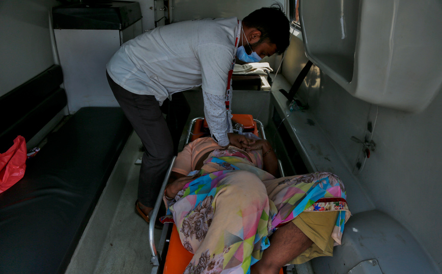 Απερίγραπτες εικόνες στην Ινδία: ΜΚΟ σώζει ασθενείς ενώ έχει αρχίσει η δύσπνοια