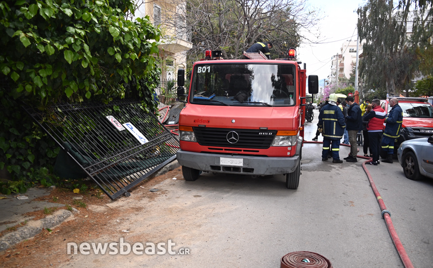 Εικόνες από φωτιά σε σπίτι στην Πετρούπολη: Έχει τεθεί υπό έλεγχο