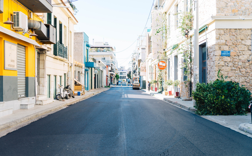 Δήμος Αθηναίων: Ασφαλτοστρώθηκαν οι πρώτοι 78 δρόμοι στις γειτονιές της Αθήνας σε τρεις εβδομάδες