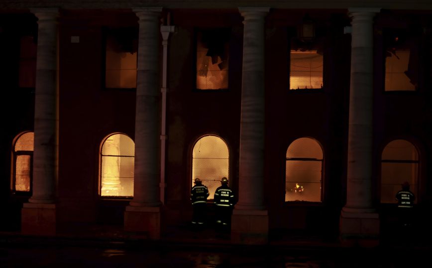 Νότια Αφρική: Μεγάλη φωτιά σε εμβληματικό όρος στο Κέιπ Τάουν – Καταστροφές σε πανεπιστήμιο
