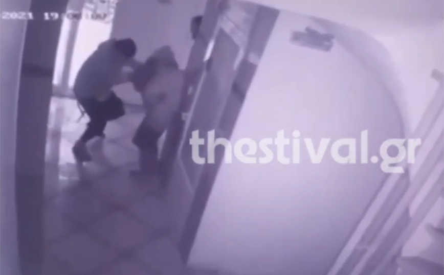 Βίντεο ντοκουμέντο από ληστεία στη Θεσσαλονίκη: Χτύπησαν ηλικιωμένη μπροστά στον γιο της