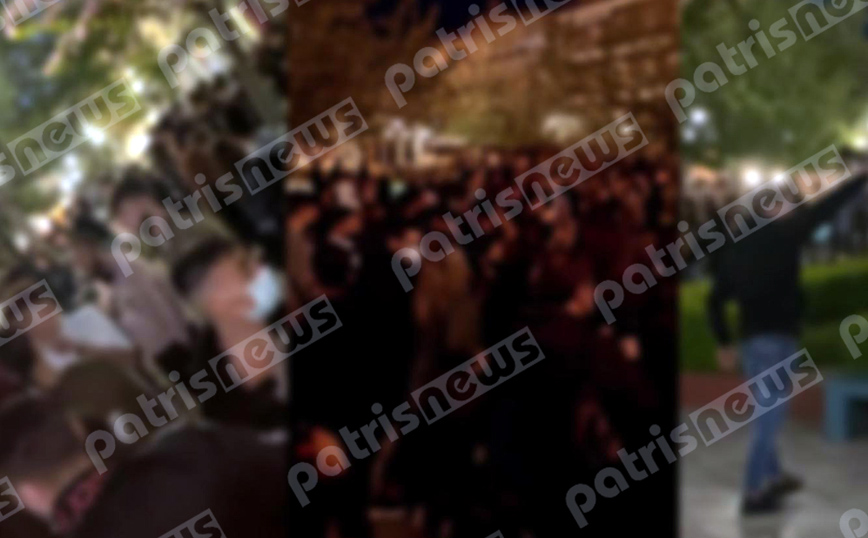 Η κεντρική πλατεία στον Πύργο θύμιζε κλαμπ – Αυτοσχέδιο κορονοπάρτι με μουσική και ποτό