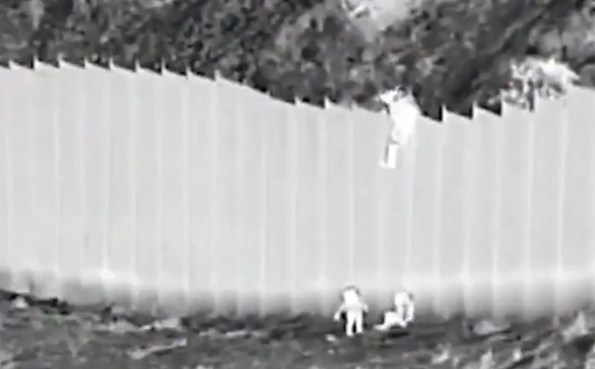 Σοκαριστικές εικόνες: Διακινητής πετάει δύο κοριτσάκια από τοίχο στα σύνορα ΗΠΑ &#8211; Μεξικού