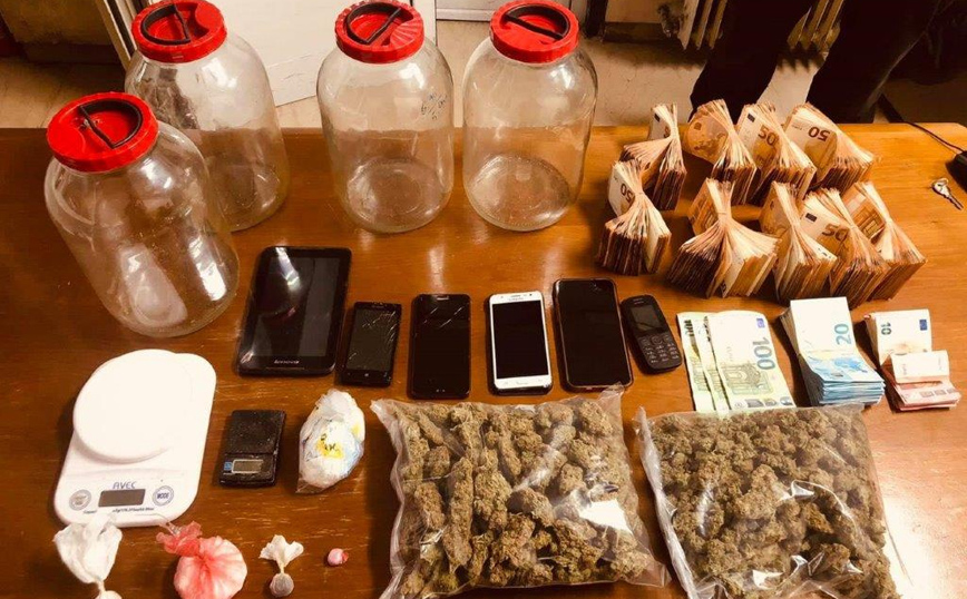 Σύλληψη 22χρονου στον Ταύρο για ναρκωτικά – Κατασχέθηκαν ουσίες και 46.000 ευρώ