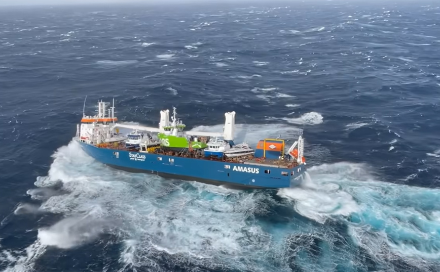 Δραματικές εικόνες: Κινδυνεύει να βυθιστεί πλοίο που πλέει ακυβέρνητο στη θάλασσα της Νορβηγίας