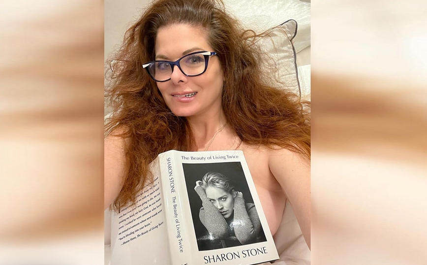 Ντέμπρα Μέσινγκ: Η ηθοποιός ποζάρει topless με την αυτοβιογραφία της Σάρον Στόουν