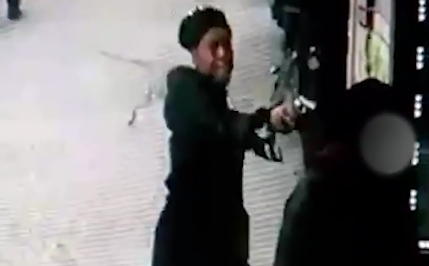 Σοκαριστικό βίντεο με γυναίκα που εκτελεί την πρώην σύντροφό της μέρα μεσημέρι στον δρόμο