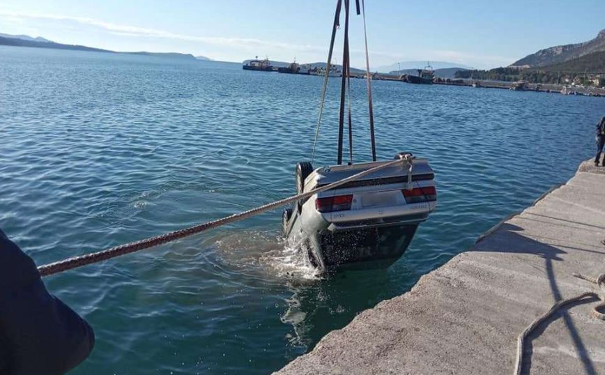 Παρκαρισμένο αυτοκίνητο γλίστρησε και έπεσε στη θάλασσα στο Ρίο