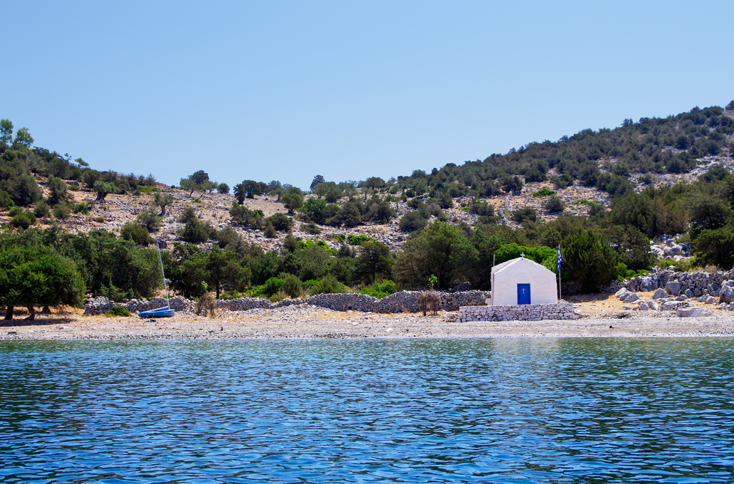 Η μικροσκοπική κουκίδα γης στον Αργοσαρωνικό με το αρχαιότερο ναυάγιο στον κόσμο