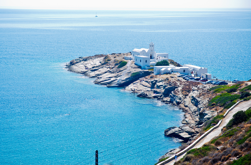 Η μονή στη Σίφνο που μοιάζει να αναδύεται από τη θάλασσα