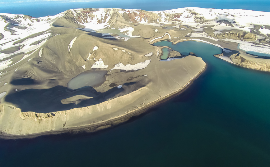 Το εγκαταλελειμμένο νησί στην Ανταρκτική με το ενεργό ηφαίστειο και τις ιαματικές πηγές
