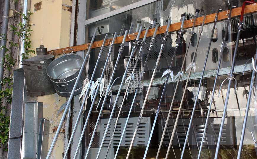 Οι σούβλες έφεραν χαμόγελα στους εμπόρους της Λάρισας