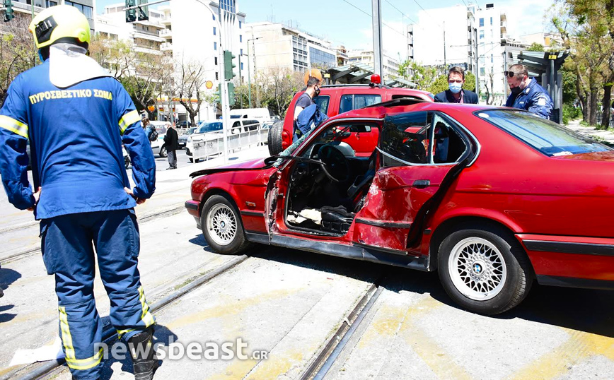 Εικόνες από τη σύγκρουση αυτοκινήτου με τραμ στο Νέο Κόσμο: Απεγκλωβίστηκε ένας ηλικιωμένος