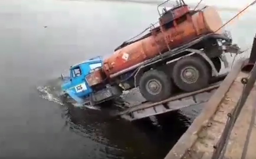 Πλοίο στη Ρωσία&#8230; ξεφορτώνει φορτηγά με έναν ιδιαίτερο τρόπο