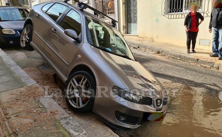 Έσπασε αγωγός και «ρούφηξε» αμάξι στο κέντρο της Λαμίας – Δείτε εικόνες και βίντεο από το σημείο