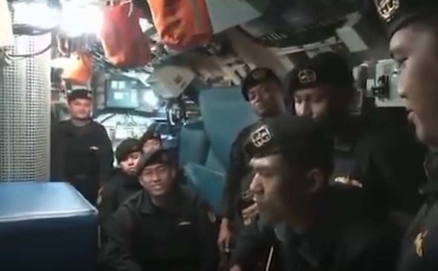 Συγκλονιστικό βίντεο με το πλήρωμα του βυθισμένου υποβρυχίου της Ινδονησίας να τραγουδά «αντίο»
