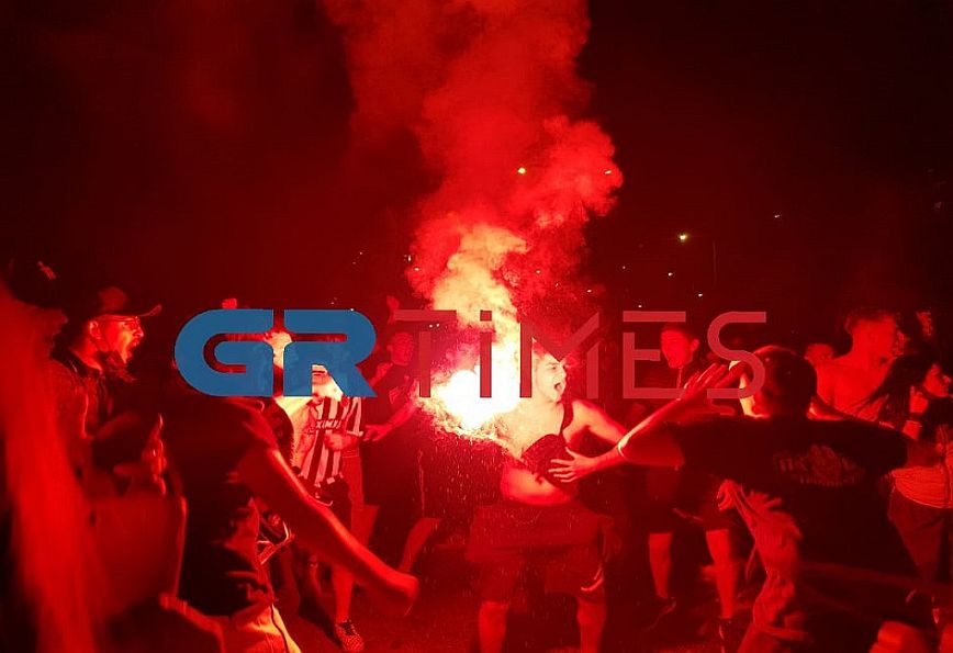 Ξέφρενοι πανηγυρισμοί από τους φιλάθλους του ΠΑΟΚ στη Θεσσαλονίκη &#8211; Δείτε βίντεο