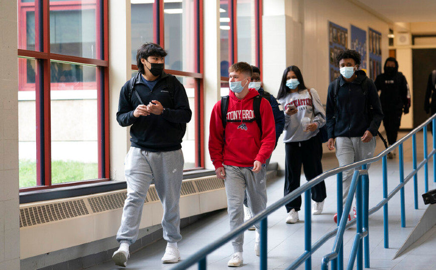 Αμερικανικά CDC: Θα συνεχίσουν να χρησιμοποιούνται οι μάσκες στα σχολεία