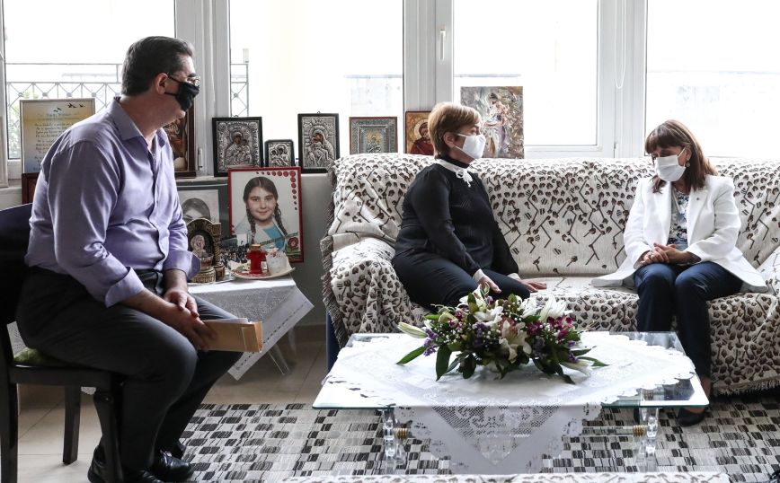 Τους γονείς της Ελένης Τοπαλούδη επισκέφθηκε η Κατερίνα Σακελλαροπούλου