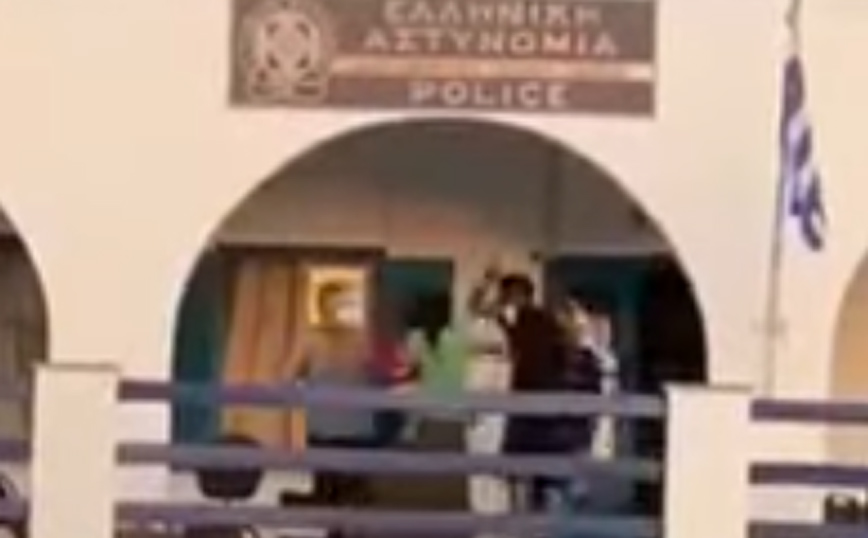 Εισέβαλαν στο αστυνομικό τμήμα Πάρου και χτύπησαν αστυνομικούς – Δείτε βίντεο