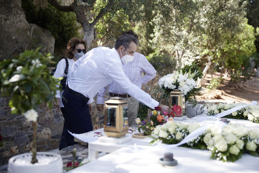 Σε στενό οικογενειακό κύκλο το μνημόσυνο για τον Κωνσταντίνο Μητσοτάκη