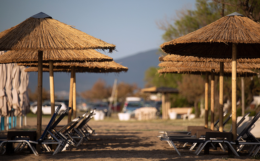 Παραλίγο τραγωδία με μωράκι σε παραλία στα Χανιά – Το έσωσε αστυνομικός που ήταν με τα παιδιά της