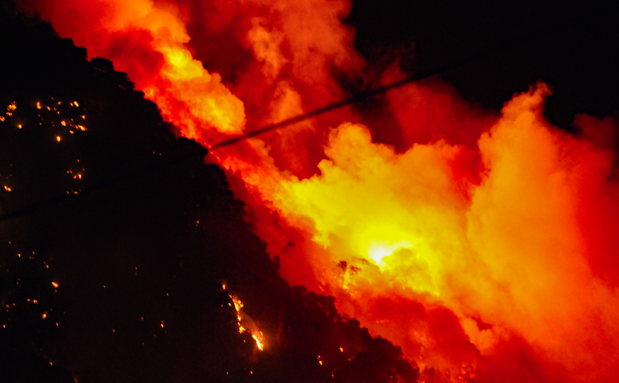 Μαίνεται η μεγάλη φωτιά στον Σχίνο Κορινθίας: Ζημιές σε σπίτια, εκκενώθηκαν οικισμοί
