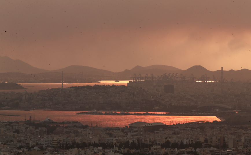 Φωτιά στην Κορινθία: Κόπασαν οι άνεμοι, συνεχίζεται η μάχη με τις φλόγες