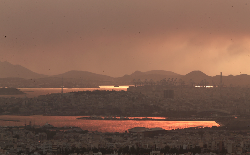Άλλαξε χρώμα ο ουρανός της Αθήνας από τη φωτιά στο Σχίνο