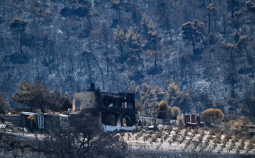 Φωτιά στα Γεράνεια Όρη: Πανοραμικές εικόνες που δείχνουν το μέγεθος της καταστροφής