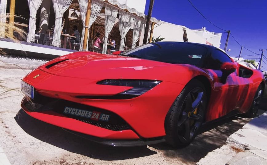 Μαγεύει η Ferrari 812 Superfast που… μαρσάρει στη Νάξο