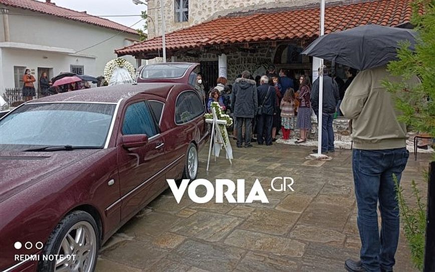 Θεσσαλονίκη: Συνωστισμός σε κηδεία ιερέα – αρνητή που πέθανε από κορονοϊό