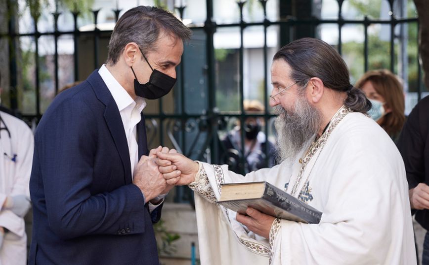 Το μήνυμα του πρωθυπουργού για αρνί με λίγους και καλούς – Στις 21:00 σήμερα το «Χριστός Ανέστη»