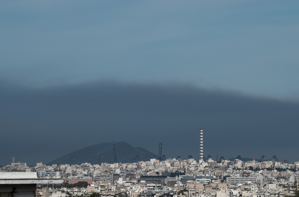 Ο καπνός από τη φωτιά στον Σχίνο Κορινθίας σκέπασε την Αττική &#8211; Δείτε φωτογραφίες