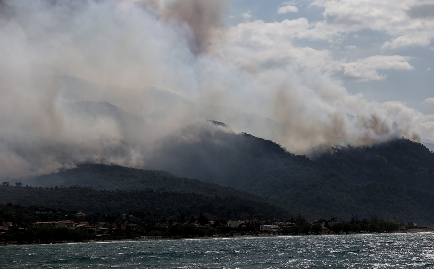 Συναγερμός από το 112 για τη φωτιά στην Κορινθία – Απομάκρυνση κατοίκων από 4 περιοχές