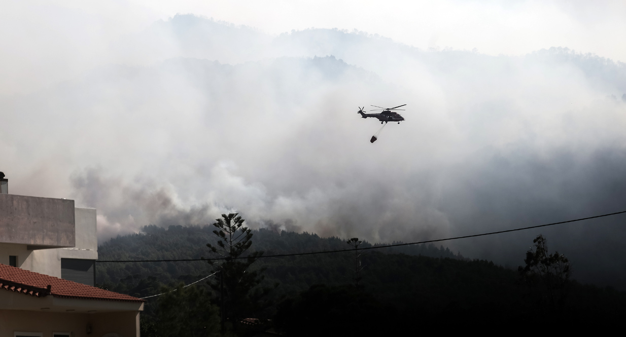 Καίει για τρίτη μέρα η φωτιά σε Κορινθία και Δυτική Αττική – Πολλές και διάσπαρτες εστίες – Προς τα πού κινείται η πύρινη λαίλαπα