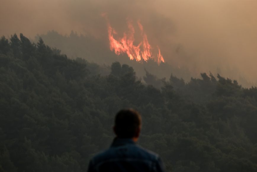 Σε πλήρη εξέλιξη και με πολλές εστίες η μεγάλη πυρκαγιά στα Γεράνεια &#8211; Δύσκολη νύχτα με εκκενώσεις οικισμών