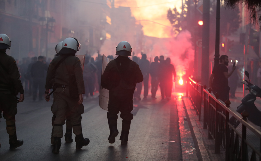Οπαδοί του ΠΑΟΚ στο κέντρο της Αθήνας με καπνογόνα ενόψει του τελικού με τον Ολυμπιακό