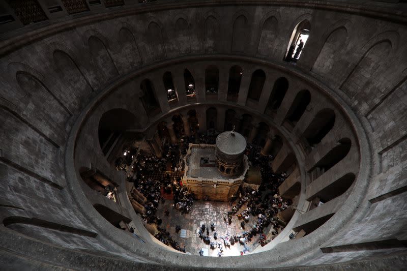 Κατάνυξη και λαμπρότητα στην τελετή αφής του Αγίου Φωτός στα Ιεροσόλυμα