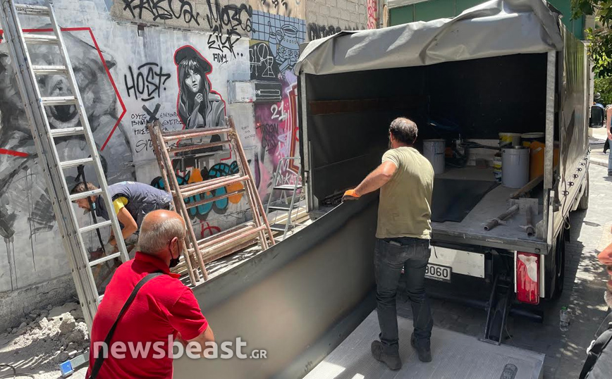 Σταμάτησαν οι εργασίες στο θέατρο «Εμπρός» – Διαδηλωτές ζητούν να αποκατασταθούν τα σφραγισμένα σημεία