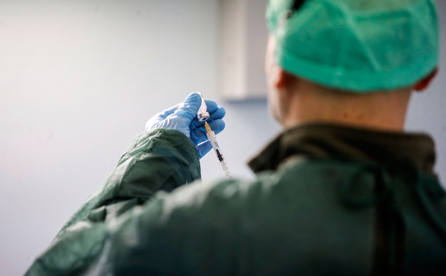 «Κιμπάρηδες» με τα εμβόλια στην Ιταλία: 67χρονη εμβολιάστηκε με 4 δόσεις του σκευάσματος της Pfizer