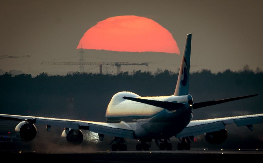 Μία 75χρονη αρνήθηκε να φορέσει μάσκα σε αεροπλάνο και δάγκωσε αστυνομικό