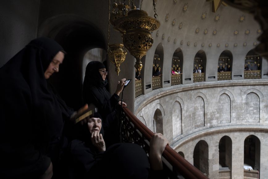 Η τελετή αφής του Αγίου Φωτός από τον Πανάγιο Τάφο στα Ιεροσόλυμα