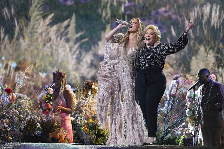 Η Jennifer Lopez ανέβασε τη μητέρα της επί σκηνής και τραγούδησε μαζί της