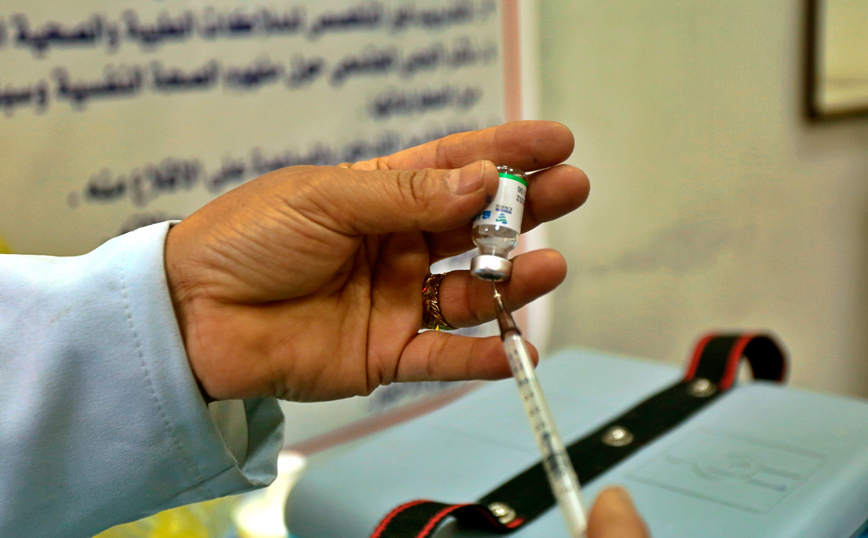 Μόσιαλος: H αύξηση του διαστήματος μεταξύ των δόσεων του εμβολίου της Pfizer ενισχύει τα αντισώματα σε ηλικιωμένους